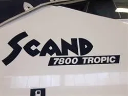 Agder Boat Scand 7800 Tropic logo sort pr side