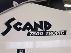 Agder Boat logo 7800 Tropic båtlogo mørkeblå side