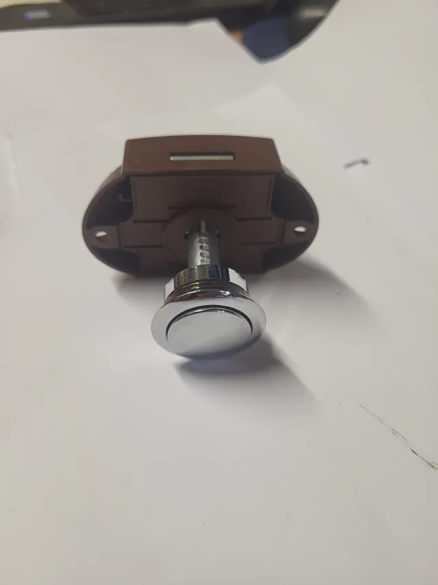 Agder Boat skuflås 24 mm brun med trykknapp