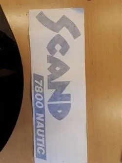 Scand 7800 Nautic logo mørk blå per side